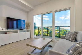 Stylish & Central TOP FLOOR suite in Kelowna